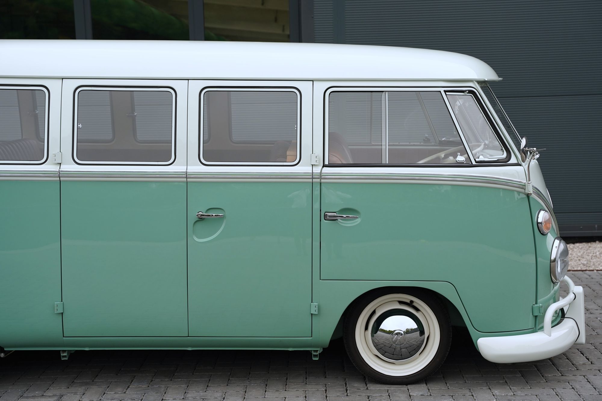 1962 Volkswagen Type 2 T1 15-Window Splitscreen Deluxe