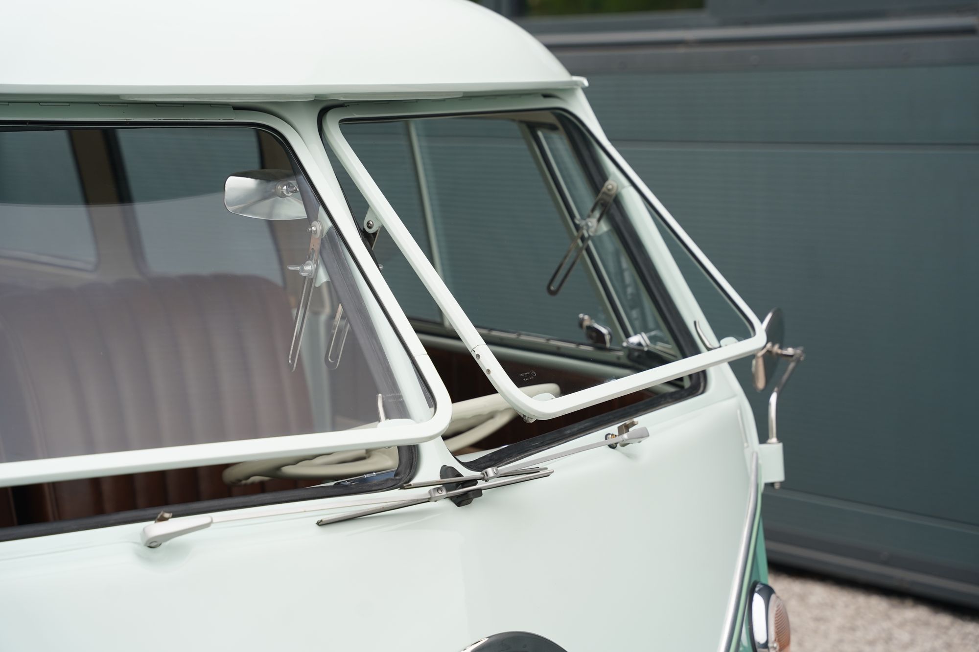 1962 Volkswagen Type 2 T1 15-Window Splitscreen Deluxe