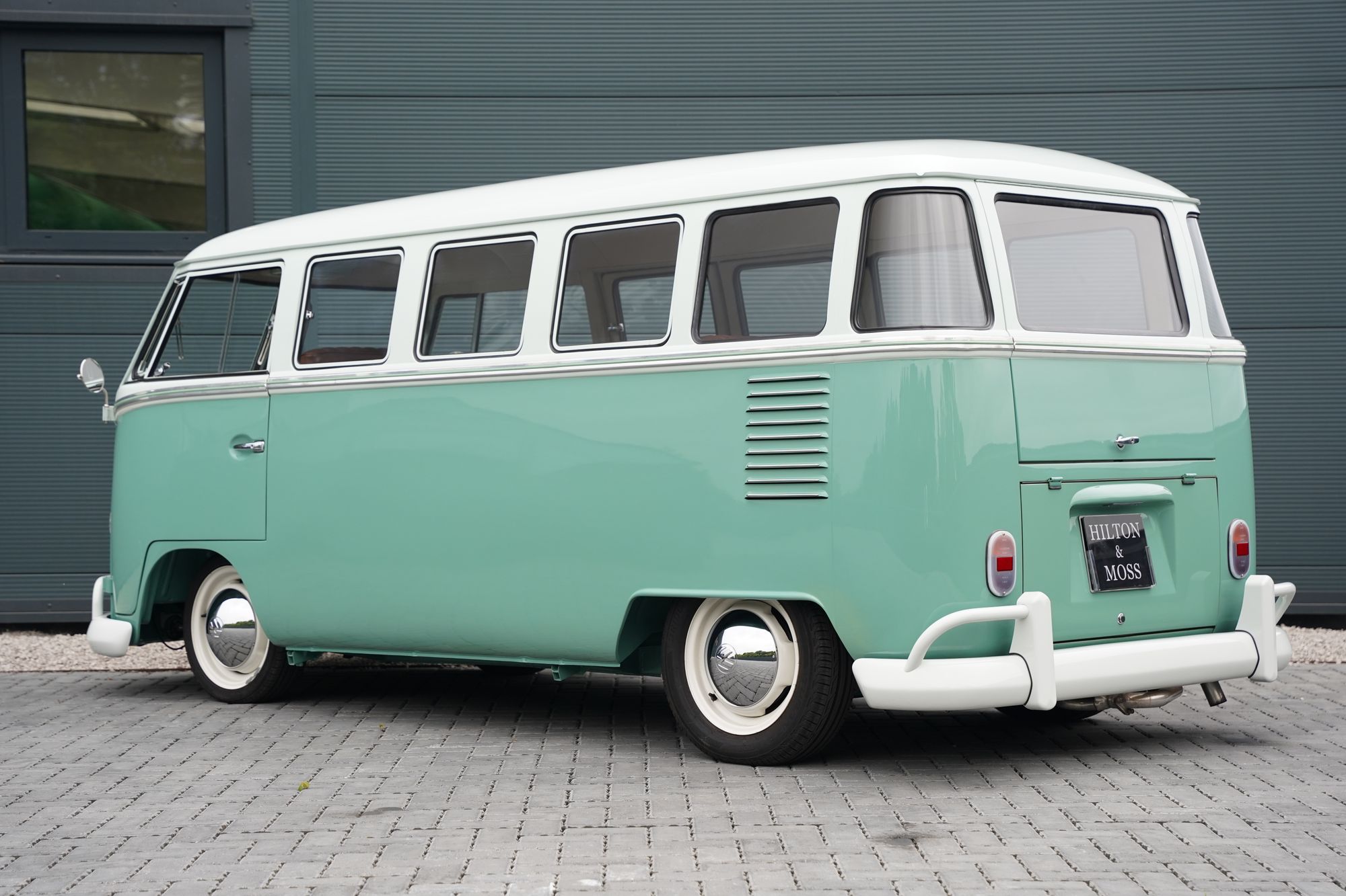 1962 Volkswagen Type 2 T1 15-Window Splitscreen Deluxe