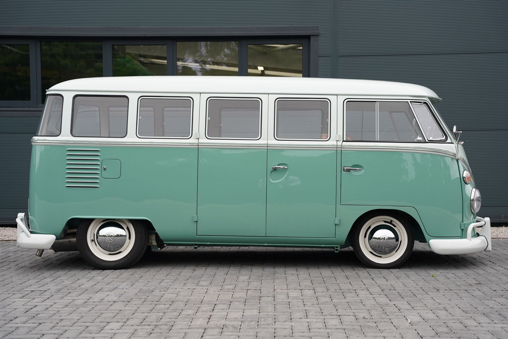 1962 Volkswagen Type 2 T1 15-Window Splitscreen Deluxe