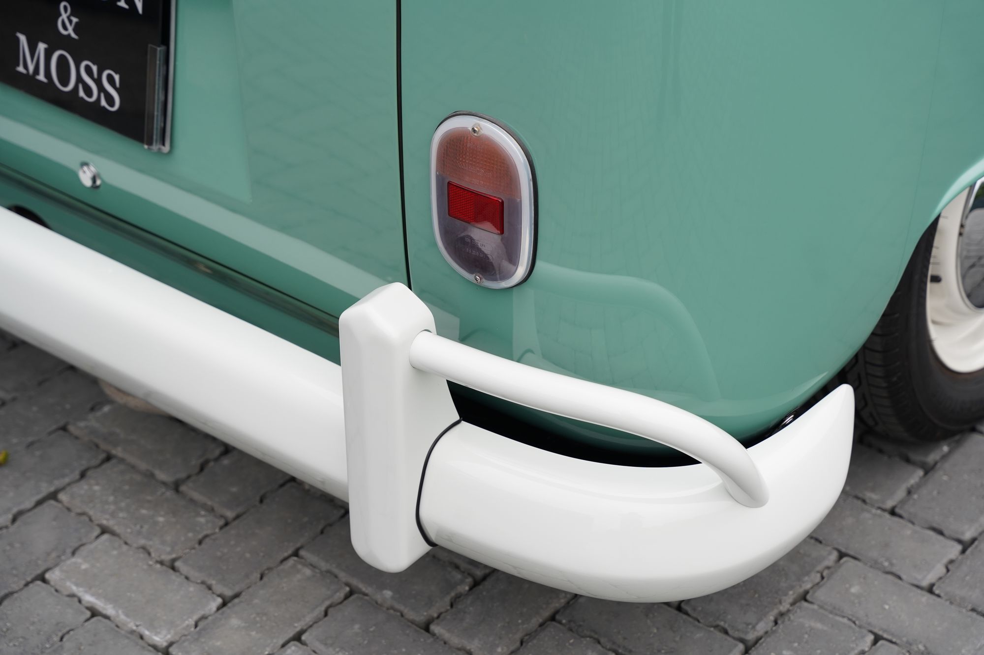 1962 Volkswagen Type 2 T1 15-Window Splitscreen Deluxe