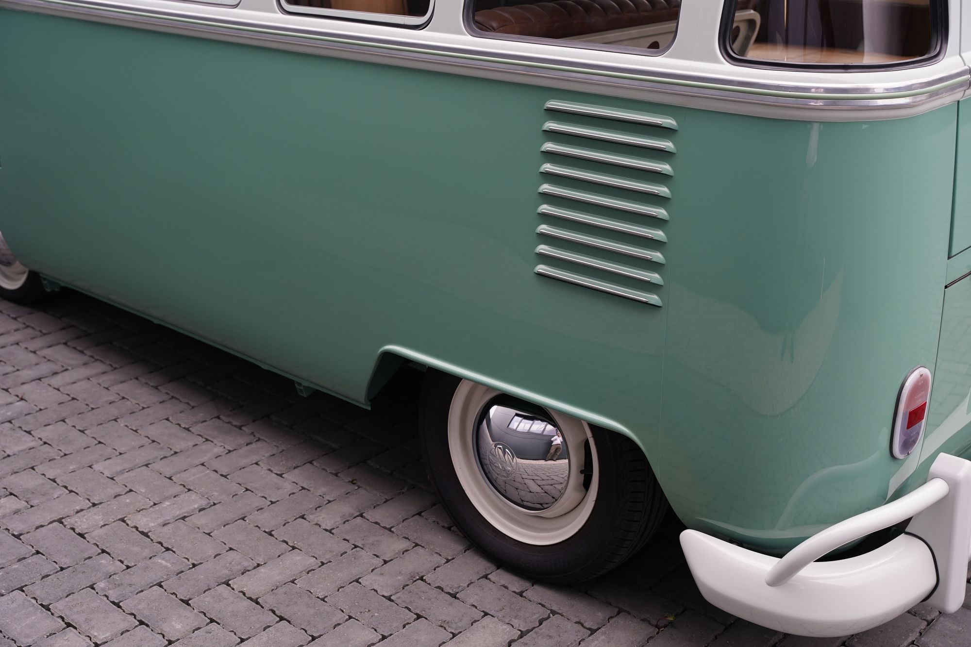 1962 Volkswagen Type 2 T1 15-Window Splitscreen Deluxe