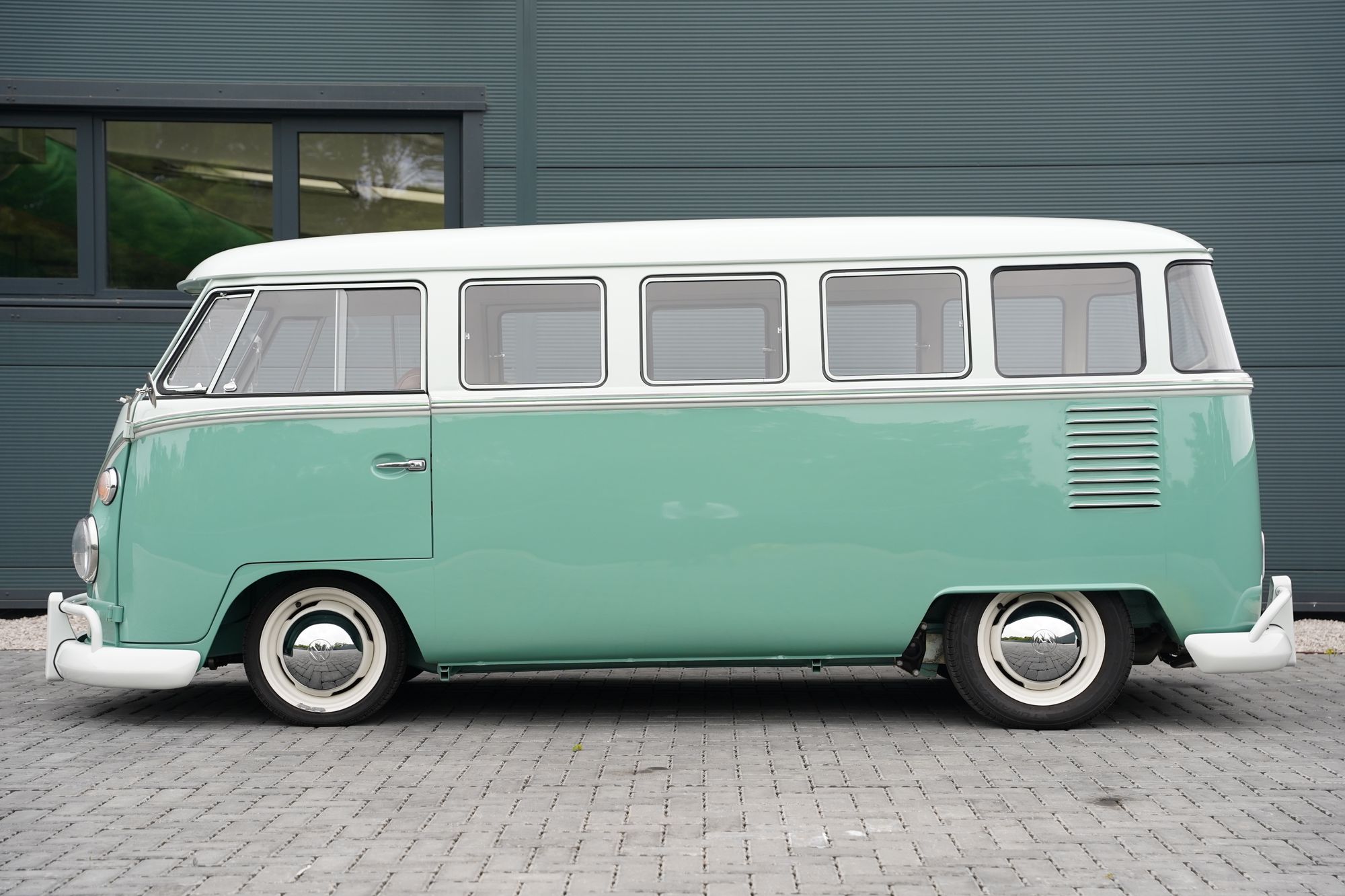 1962 Volkswagen Type 2 T1 15-Window Splitscreen Deluxe