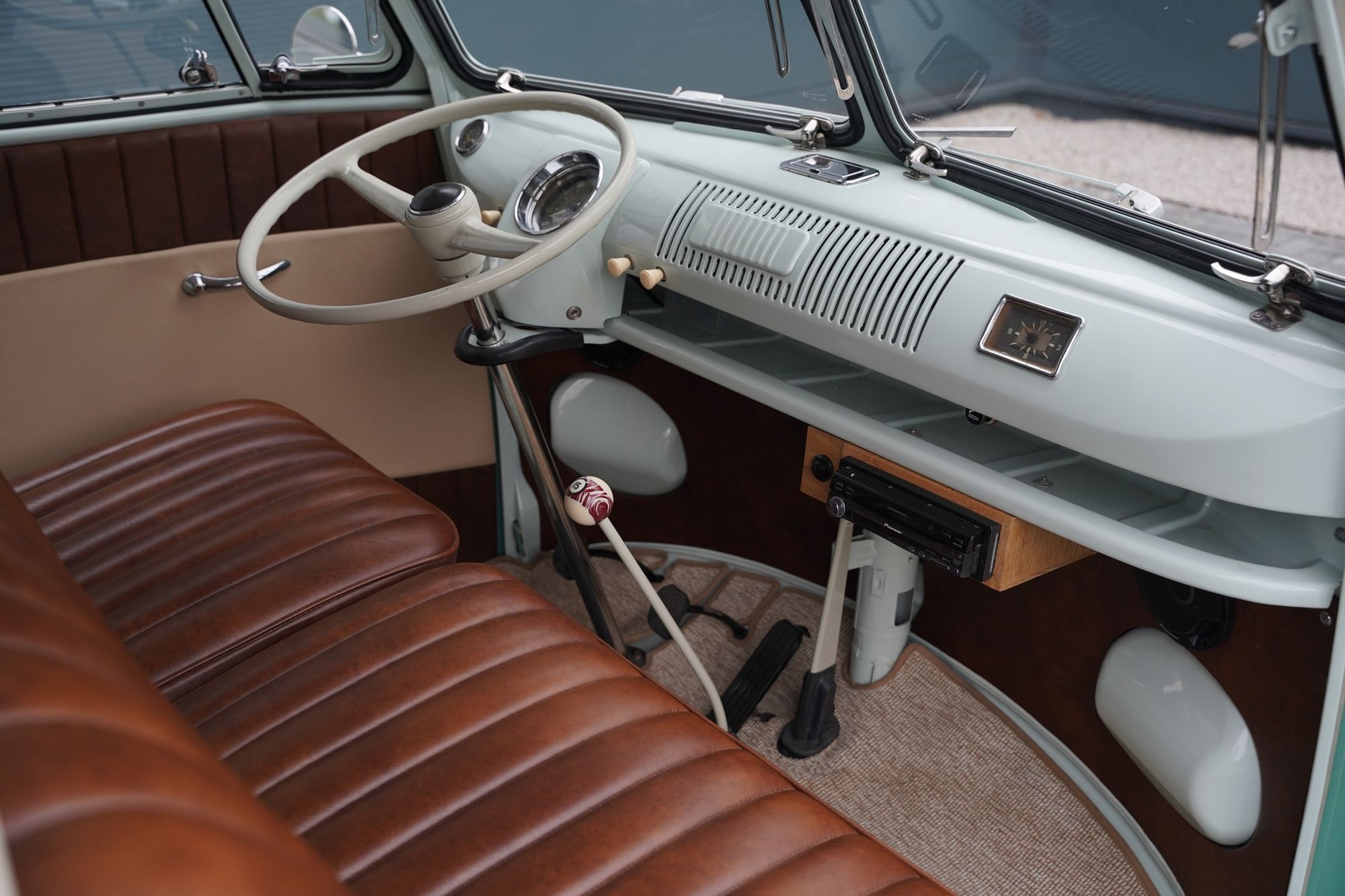 1962 Volkswagen Type 2 T1 15-Window Splitscreen Deluxe