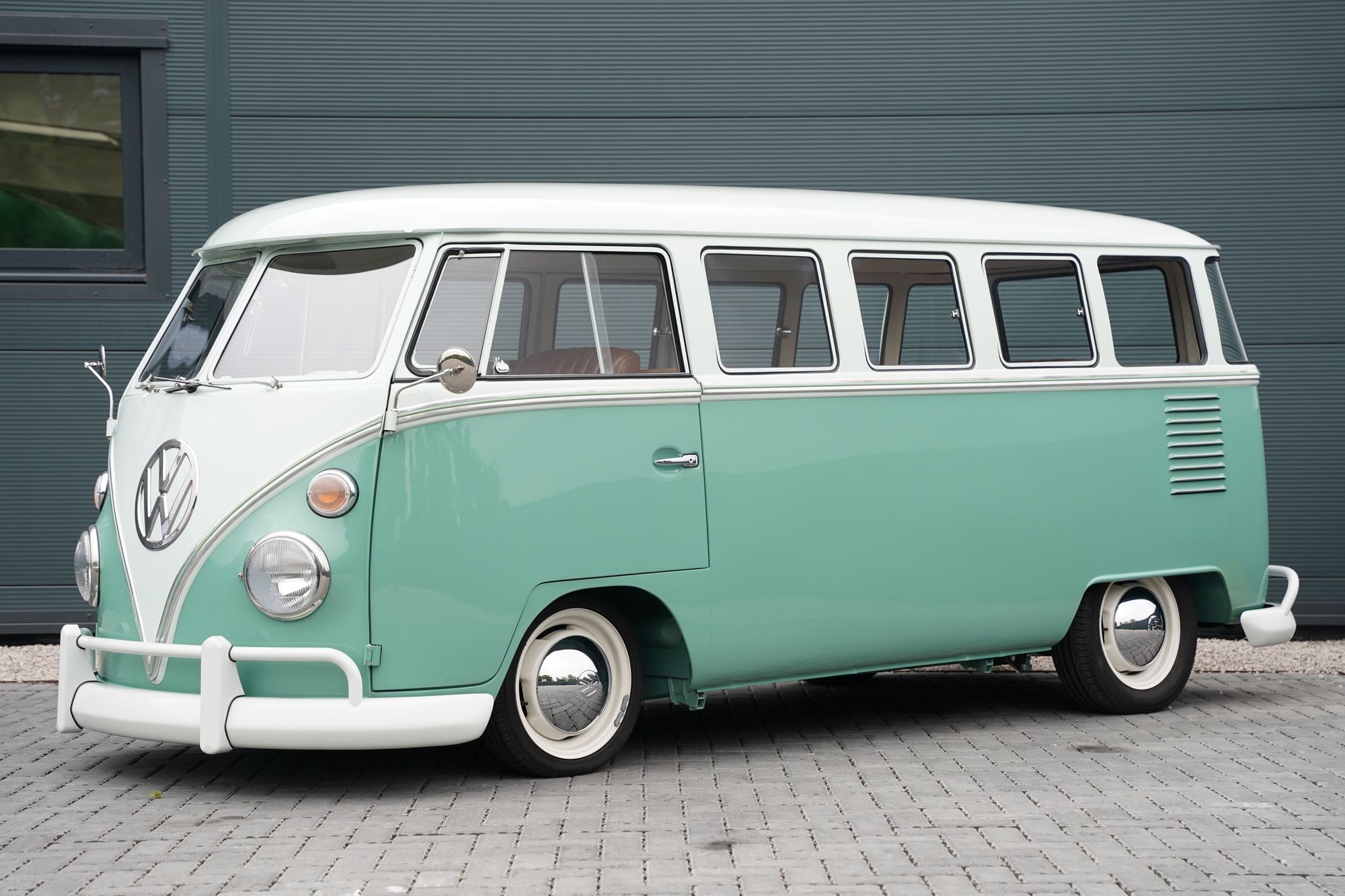 1962 Volkswagen Type 2 T1 15-Window Splitscreen Deluxe