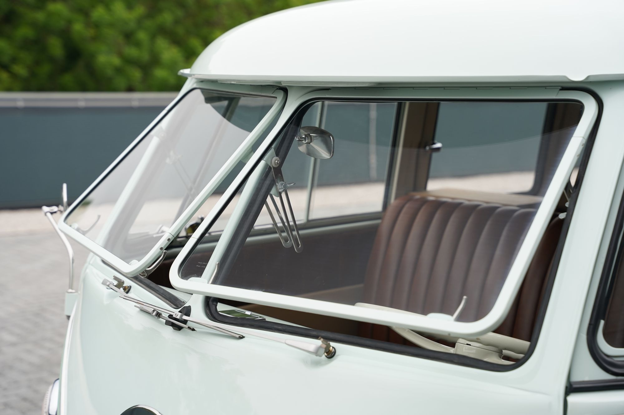 1962 Volkswagen Type 2 T1 15-Window Splitscreen Deluxe