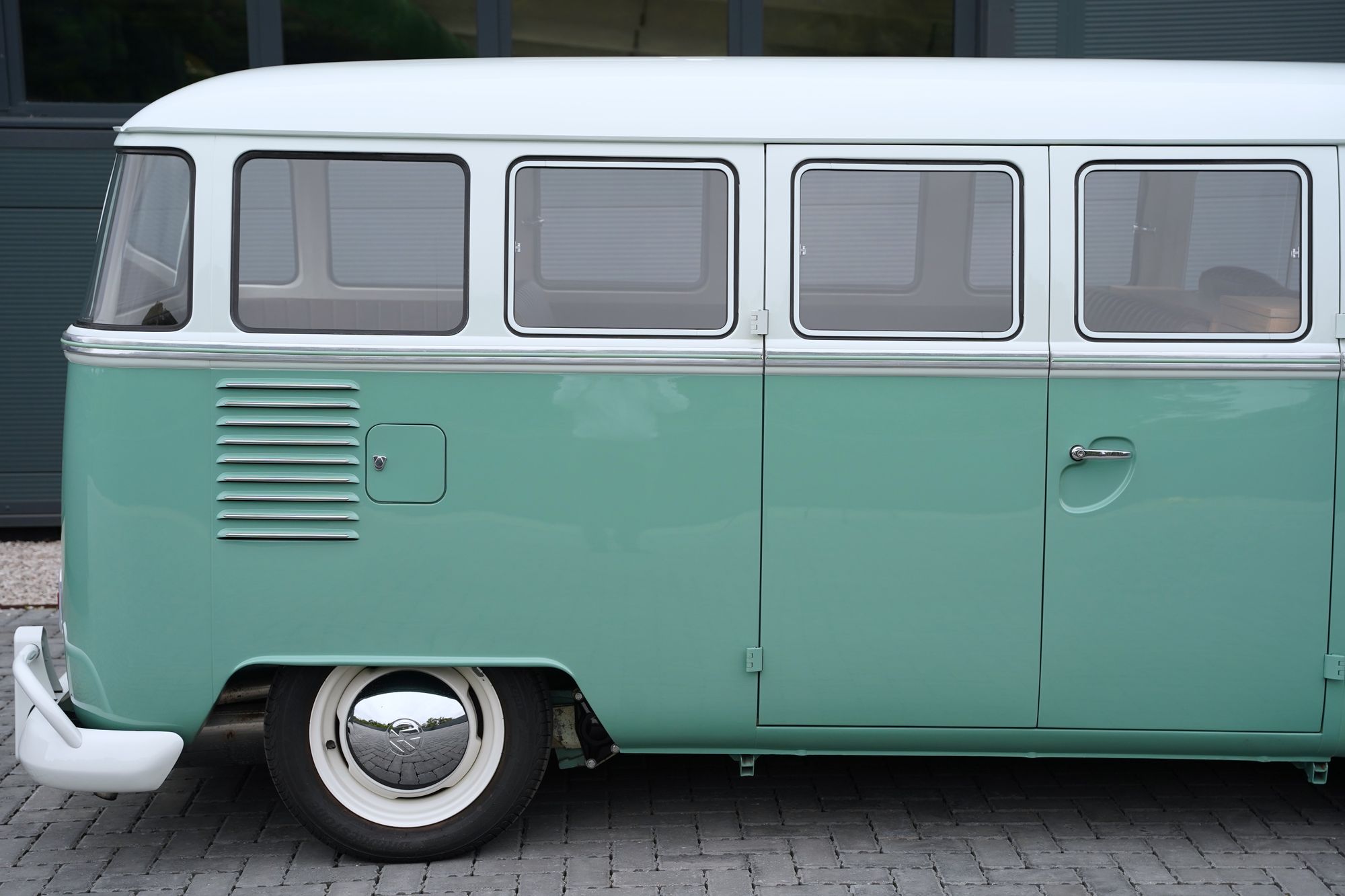 1962 Volkswagen Type 2 T1 15-Window Splitscreen Deluxe