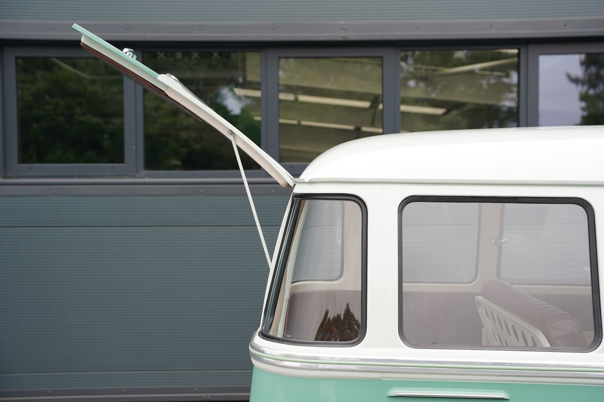 1962 Volkswagen Type 2 T1 15-Window Splitscreen Deluxe