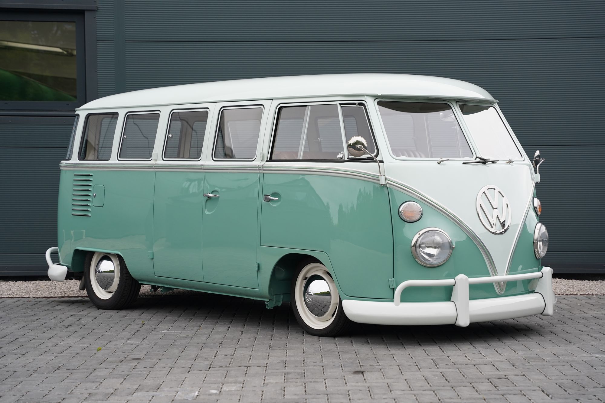 1962 Volkswagen Type 2 T1 15-Window Splitscreen Deluxe