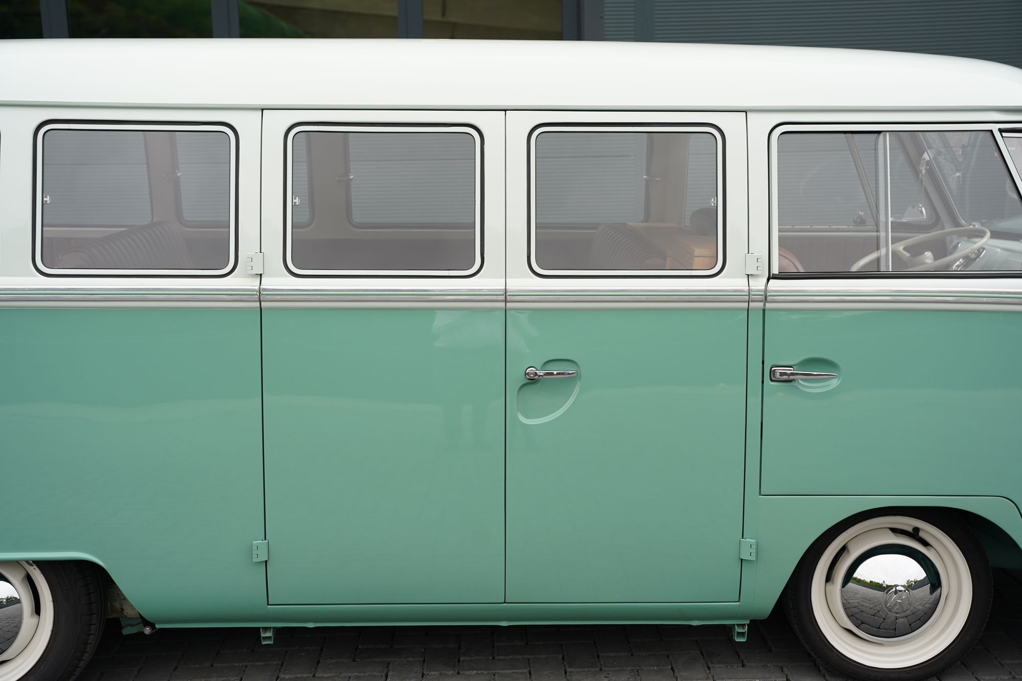 1962 Volkswagen Type 2 T1 15-Window Splitscreen Deluxe